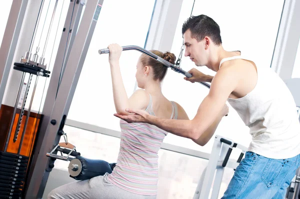 Gym man en vrouw doen oefening — Stockfoto