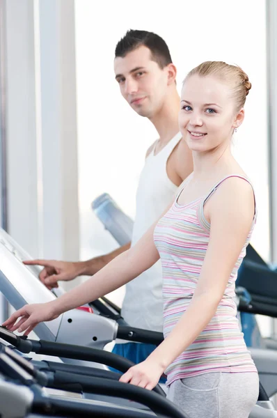 Vrouw op gym uitoefening. draaien op machine — Stockfoto