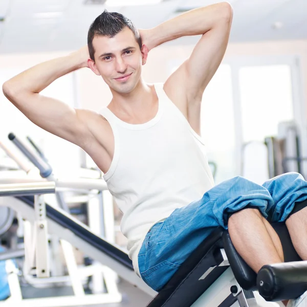 Ung man gör övningar på gymmet — Stockfoto