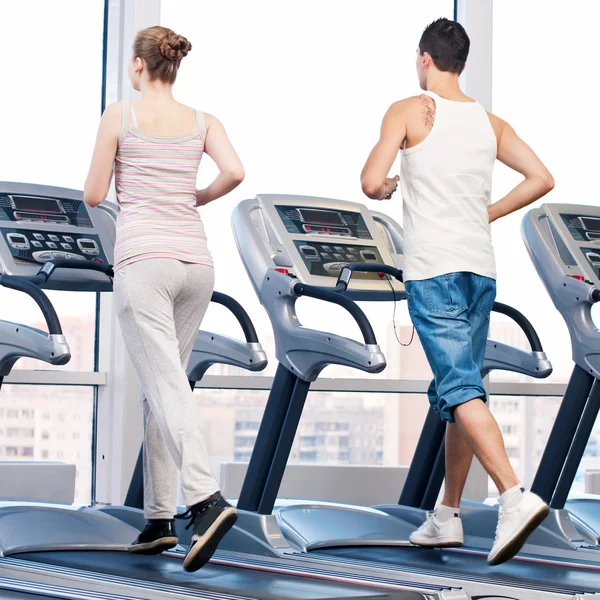 Mujer y hombre en el gimnasio haciendo ejercicio . — Foto de Stock