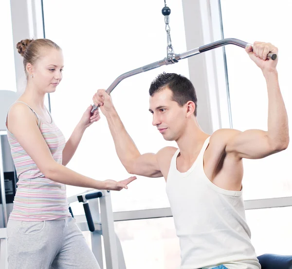 Тренажерный зал мужчина и женщина делают упражнения — стоковое фото