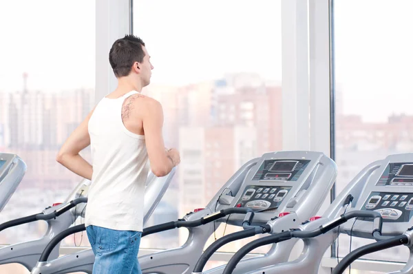 Hombre en el gimnasio haciendo ejercicio. Corre. . —  Fotos de Stock