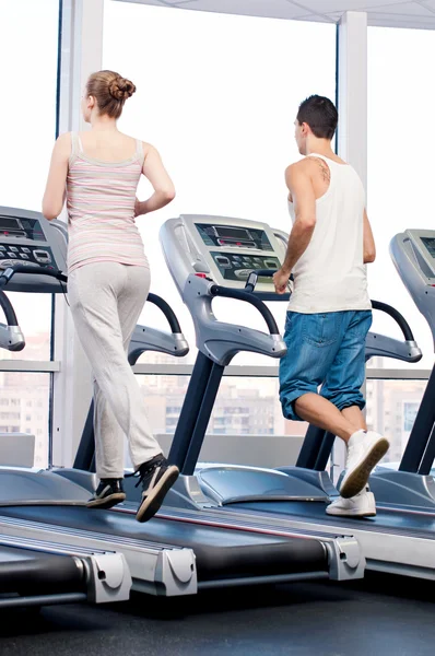 女人和男人在健身房锻炼. — 图库照片
