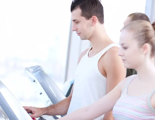 Mujer y hombre en el gimnasio haciendo ejercicio . — Foto de Stock