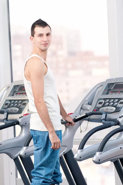 Hombre en el gimnasio haciendo ejercicio. Corre. . —  Fotos de Stock