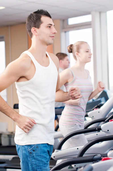 Hombre en el gimnasio haciendo ejercicio. Corre. . — Foto de Stock