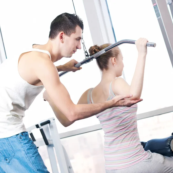 Ginásio homem e mulher fazendo exercício — Fotografia de Stock