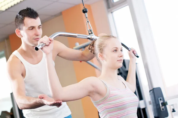 Gym man en vrouw doen oefening — Stockfoto