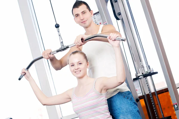 Siłownia mężczyzna i kobieta robi ćwiczenia — Zdjęcie stockowe
