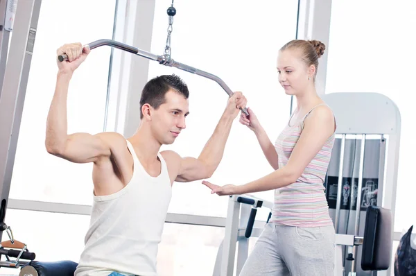 Palestra uomo e donna che fanno esercizio — Foto Stock