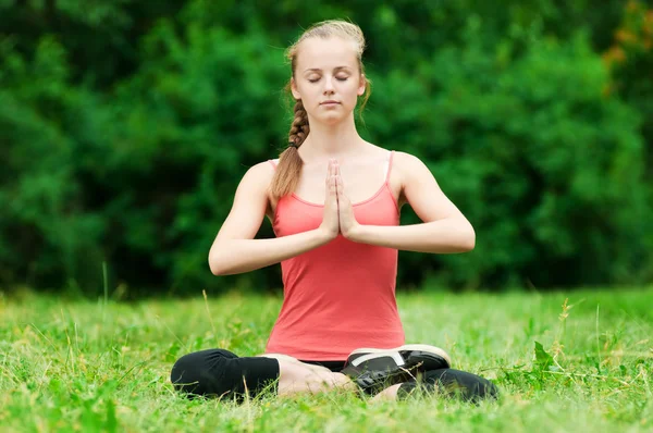 Young woman doing stretching exercise — Stock Photo, Image