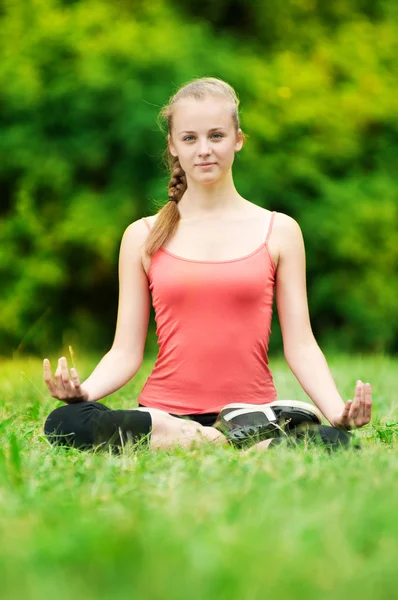 Giovane donna che fa esercizio di stretching — Foto Stock