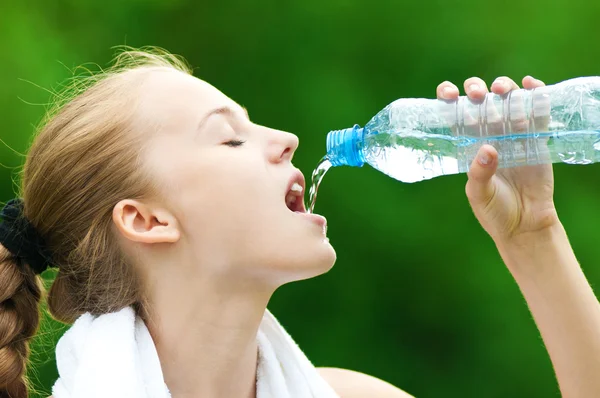 Mujer bebiendo agua después del ejercicio —  Fotos de Stock