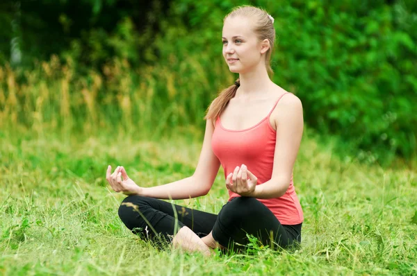 Jonge vrouw doen stretching oefening — Stockfoto