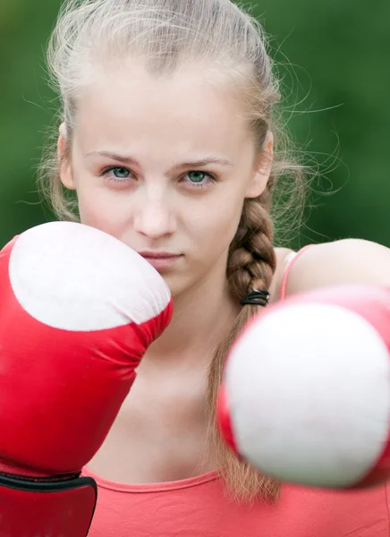 Young boxer woman at green park — Stock Photo, Image