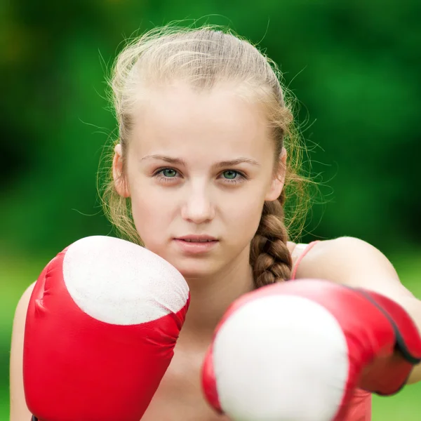 Mulher pugilista jovem no parque verde — Fotografia de Stock