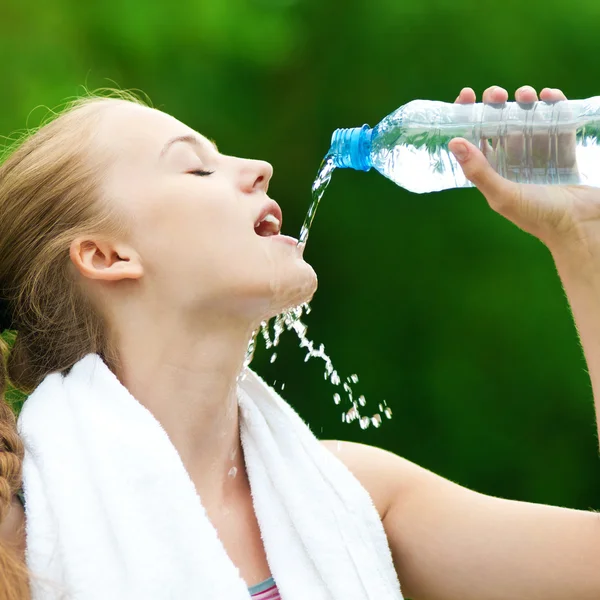 Woman drinking water after exercise — Stock Photo, Image