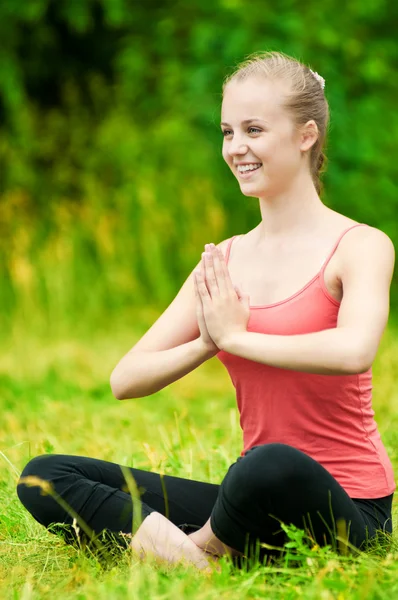 Jeune femme faisant des exercices d'étirement — Photo