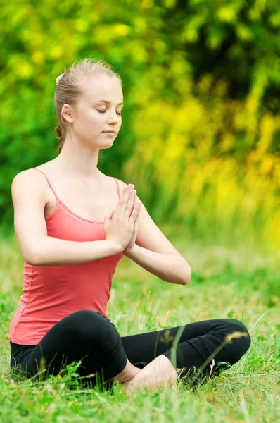 Junge Frau macht Dehnübungen — Stockfoto