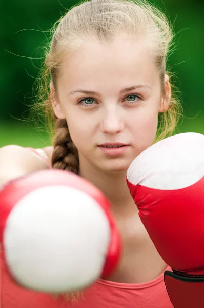 Young boxer woman at green park — Stock Photo, Image