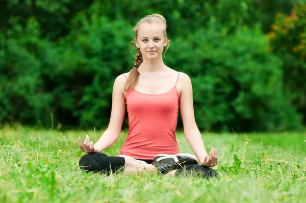 Genç bir kadın esneme egzersizi yapıyor.