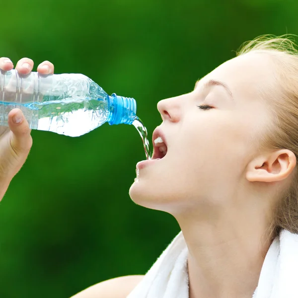 Mujer bebiendo agua después del ejercicio —  Fotos de Stock