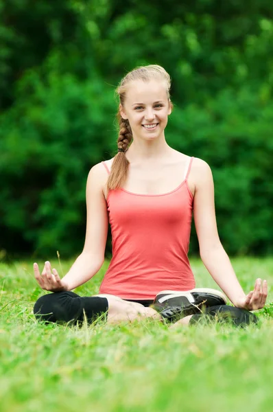 Jeune femme faisant des exercices d'étirement — Photo