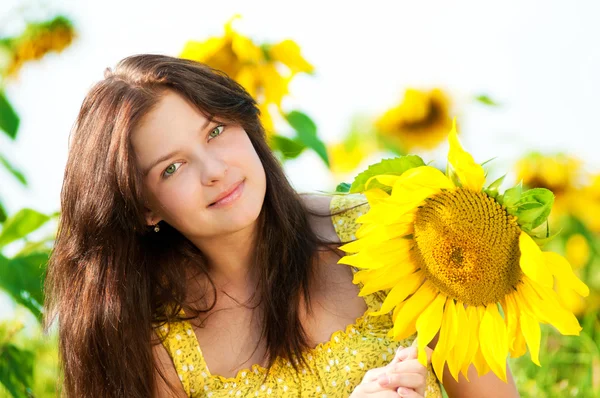 Belle femme dans un champ de tournesol — Photo