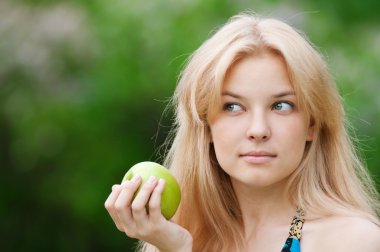 güzel bir kadın ile yeşil elma