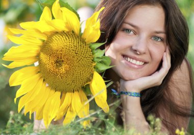 Ayçiçeği alan güzel kadın
