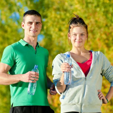 Şişeden içme kadın ve erkek