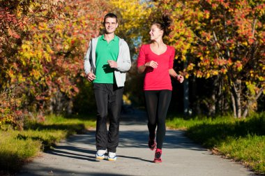 genç erkek ve kadın jogiing