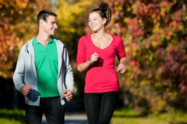 genç erkek ve kadın jogiing