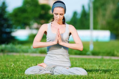 germe egzersiz yaparak güzel bir kadın