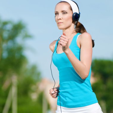 yeşil park içinde çalışan güzel bir kadın