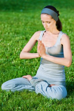 germe egzersiz yaparak güzel bir kadın