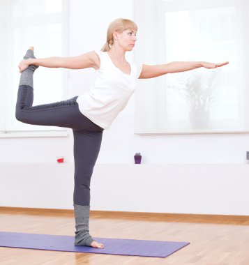 esneme yoga egzersiz spor salonunda kadın