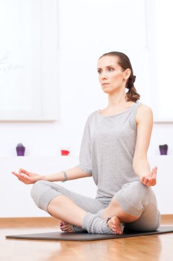 esneme yoga egzersiz spor salonunda kadın