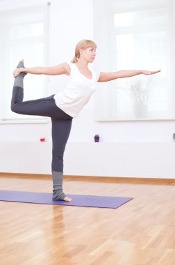esneme yoga egzersiz spor salonunda kadın