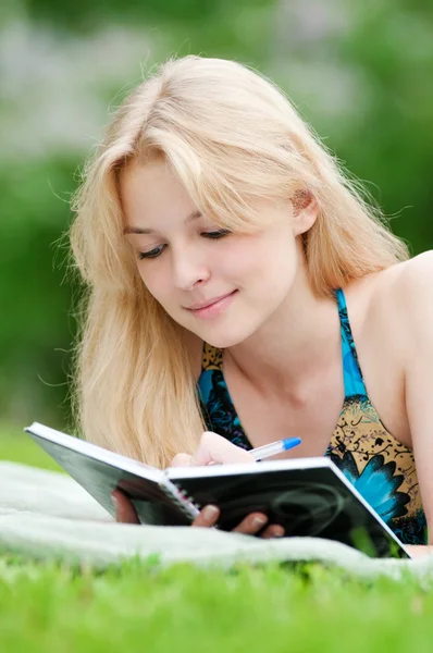 Bella giovane donna leggere il libro — Foto Stock