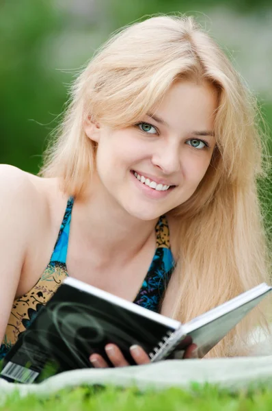 Mooie jonge vrouw lezen boek — Stockfoto