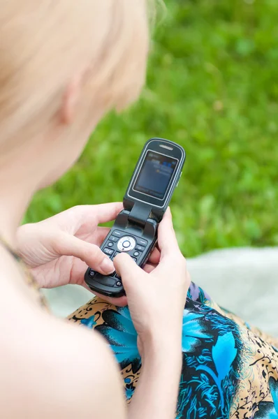 Mujer mensajes de texto en el teléfono móvil — Foto de Stock