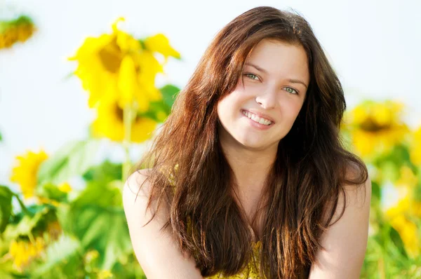 Hermosa mujer en un campo de girasol —  Fotos de Stock