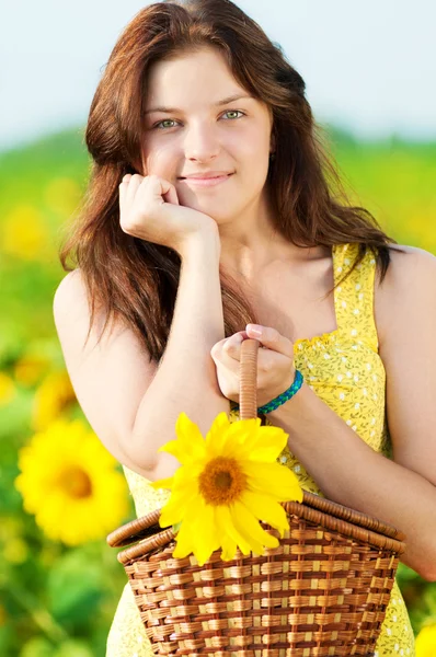 Beautiful woman in a sunflower field — Stock Photo, Image