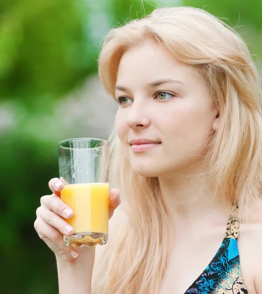 Gülümseyen kadın içki portakal suyu — Stok fotoğraf