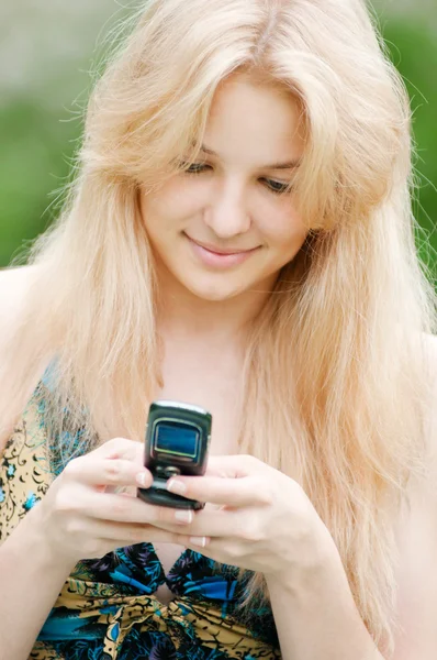 Frau schreibt SMS auf Handy — Stockfoto