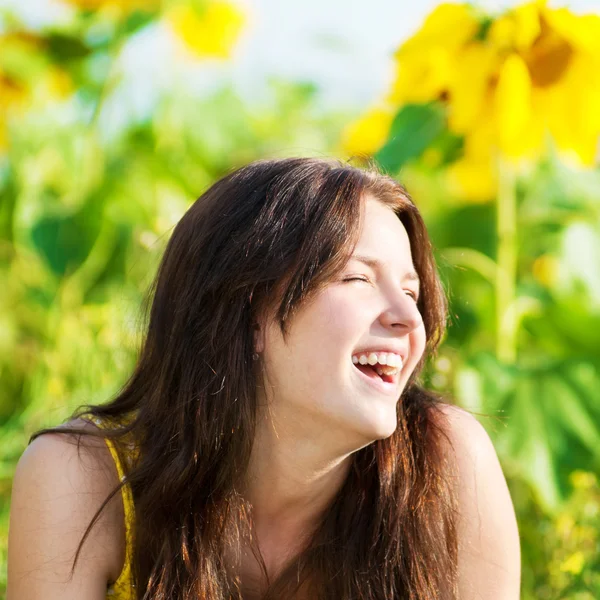 Belle femme dans un champ de tournesol — Photo