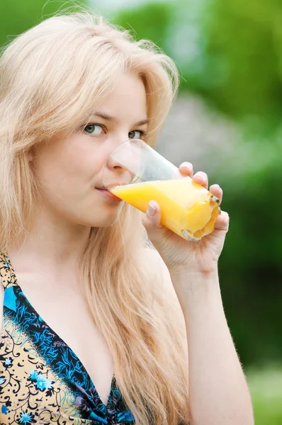 微笑的女人喝桔子汁 — 图库照片