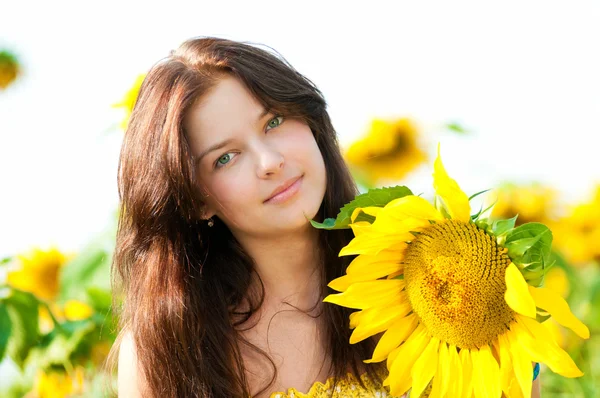 Belle femme dans un champ de tournesol — Photo