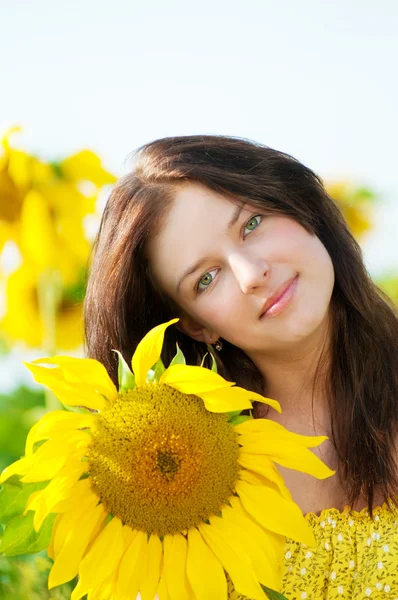 Mooie vrouw in een zonnebloem veld — Stockfoto